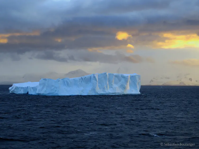 Iceberg at sunset © croisiere-voyage.ca Iceberg at sunset